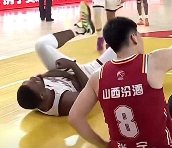 几乎断腿！张宁2度阴招伤约翰逊，山西胜得不光彩，丁伟愤怒声讨