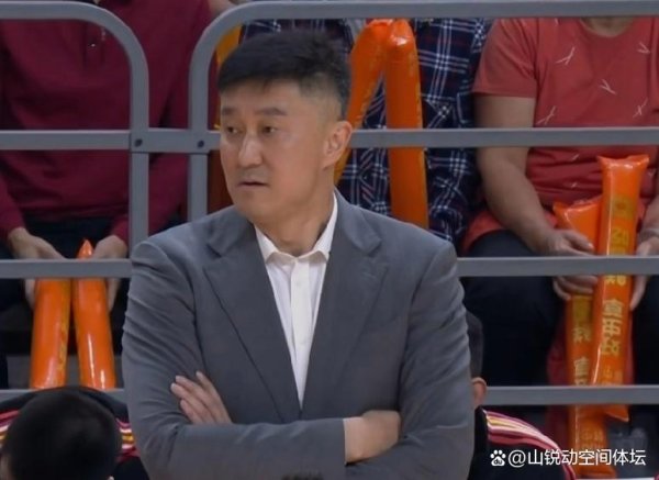 杜锋无奈苦笑！裁判瞎吹引爆突破，萨姆纳被撞反吃犯规，篮协阐发承认全错了