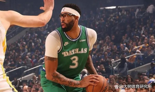 库里三万分角落亮相，骁雄圣诞稳稳拿下独行侠，浓眉伤退提前透支实力独行侠年青能打但强健性成大坑