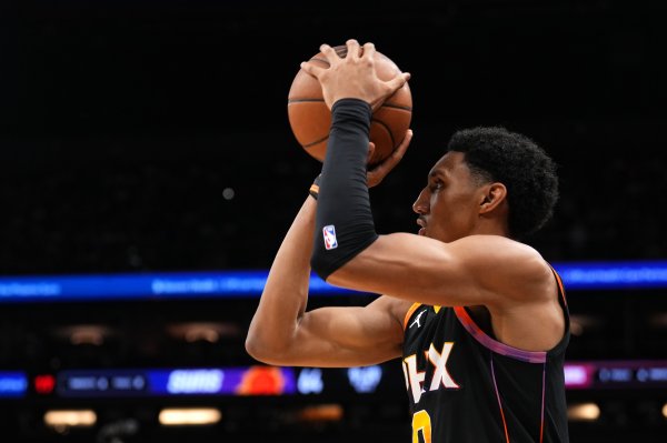 韧劲齐备！瑞安·邓恩底角三分发炮射中 太阳反超雷霆1分