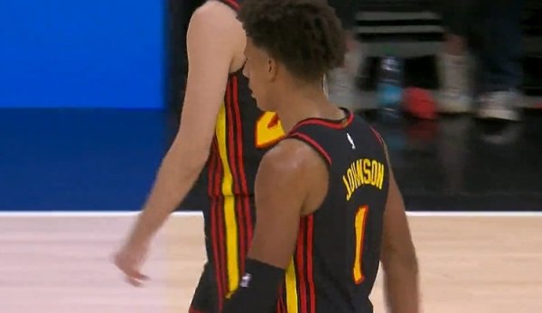 攻势如潮！杰伦·约翰逊抢断反击抡圆单臂战斧 老鹰很是20+！