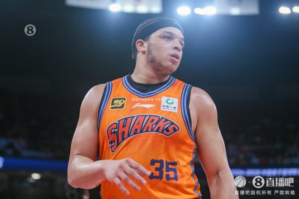 攻防万能！洛夫顿上半场10中5得12分3板2助2断