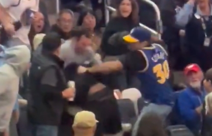 不跟你多BB！英雄主场爆发讲和！30号球迷拳王附体如入无东说念主之境！